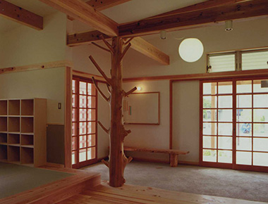 玄関の木登り柱と畳の文庫コーナー